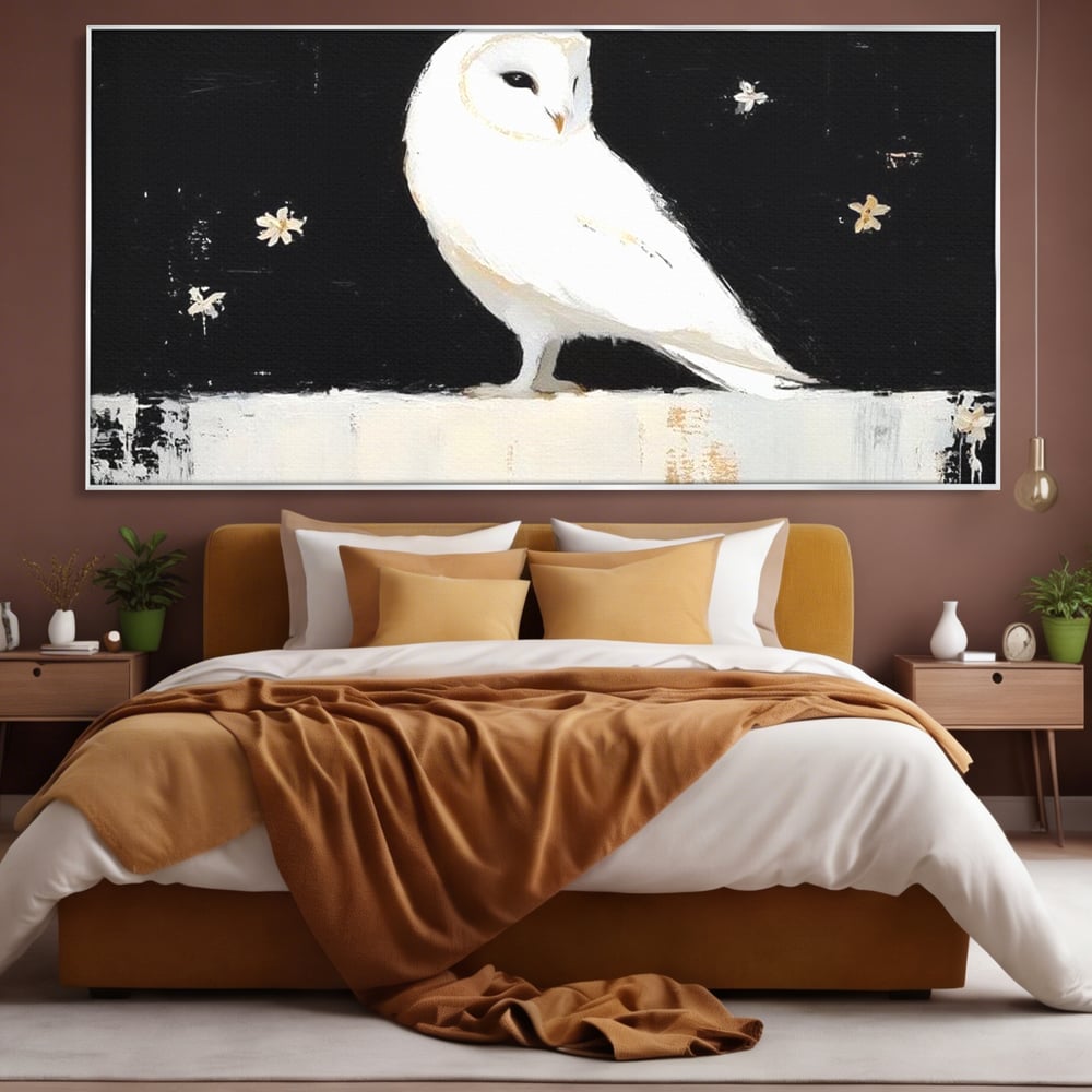 Tablou canvas cu tablou canvas cu bufnita alba, in rama de aluminiu argintiu, pe perete intr-un dormitor
